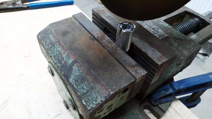 Как спрятать головку болта в дерево заподлицо