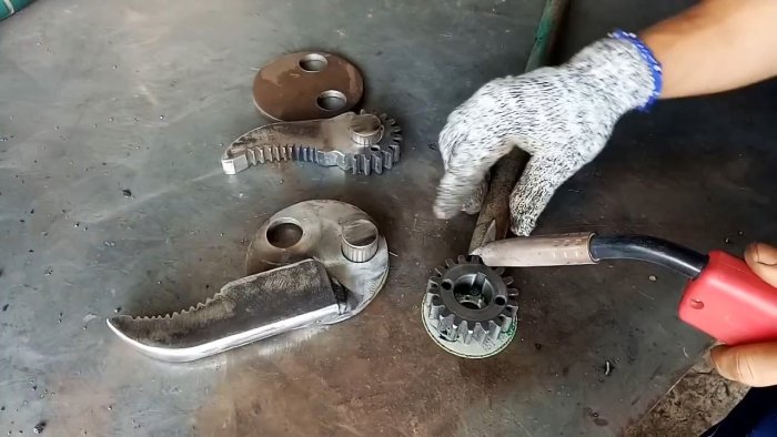 Как сделать сверхмощный самозажимной ключ из металлолома