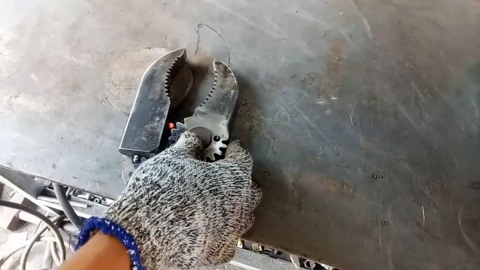 Как сделать сверхмощный самозажимной ключ из металлолома