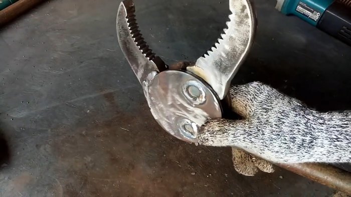 Как сделать сверхмощный самозажимной ключ из металлолома