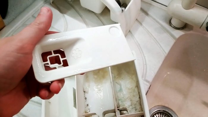 Как отмыть лоток стиралки с самыми стойкими отложениями, если их ничего не берет