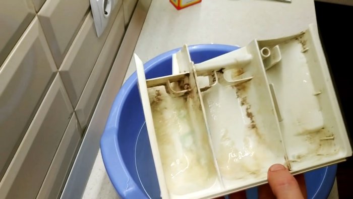 Как отмыть лоток стиралки с самыми стойкими отложениями, если их ничего не берет