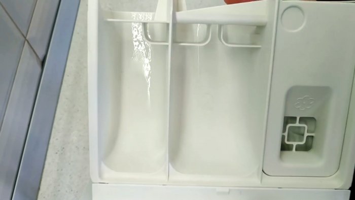 Как отмыть лоток стиралки с самыми стойкими отложениями, если их ничего не берет