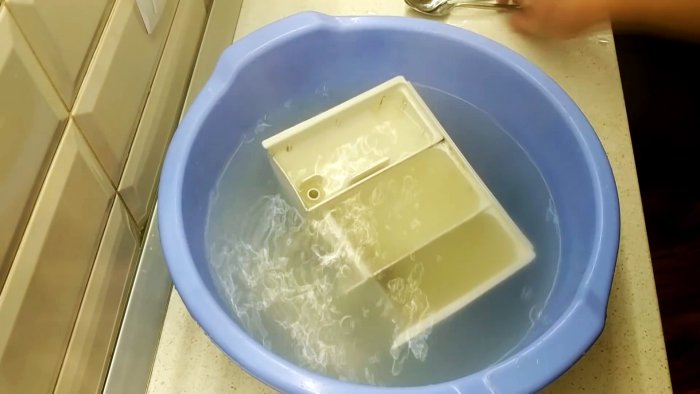 Как отмыть лоток стиралки с самыми стойкими отложениями, если их ничего не берет