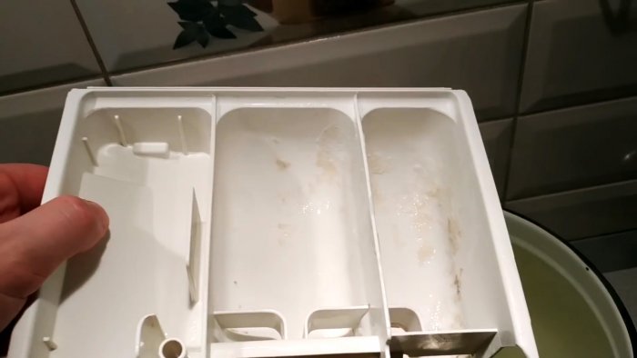 Как отмыть лоток стиралки с самыми стойкими отложениями, если их ничего не берет