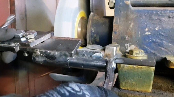 Приставка из хлама к наждаку для идеальной заточки сверл