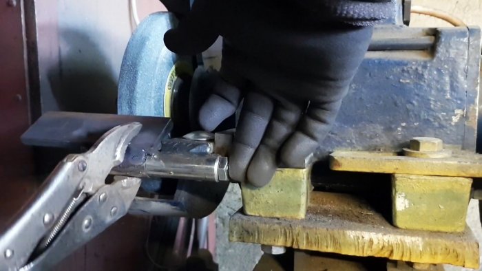 Приставка из хлама к наждаку для идеальной заточки сверл