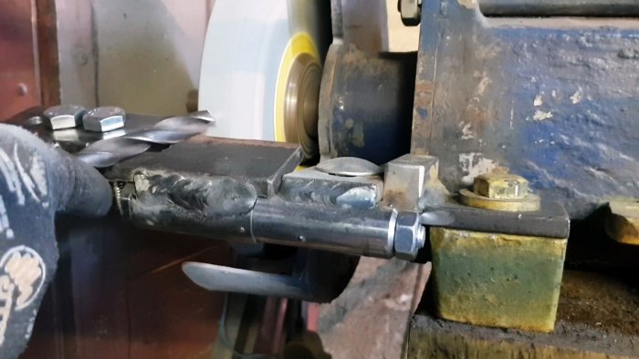 Приставка из хлама к наждаку для идеальной заточки сверл