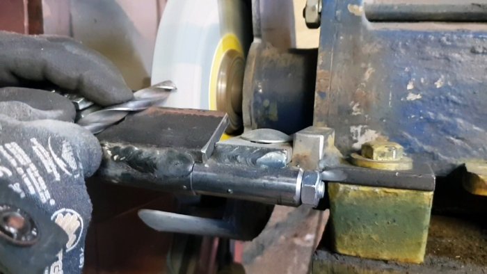 Приставка из хлама к наждаку для идеальной заточки сверл