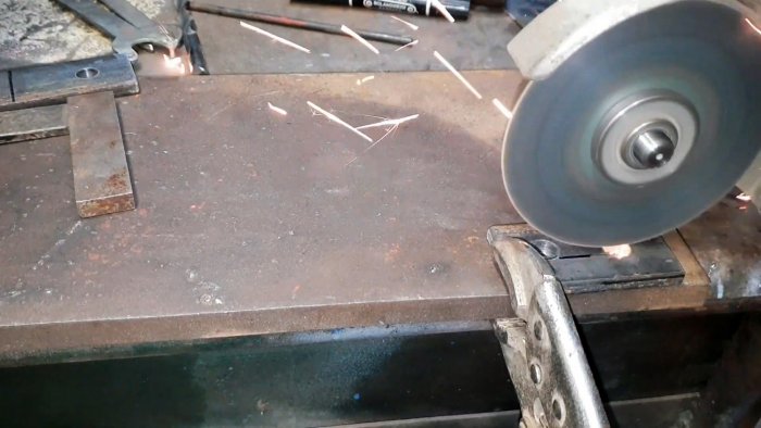 Приставка из хлама к наждаку для идеальной заточки сверл