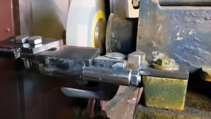 Приставка из хлама к наждаку для идеальной заточки сверл