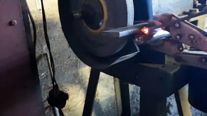 Приставка из хлама к наждаку для идеальной заточки сверл