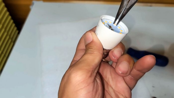 Как без запчастей отремонтировать лампочку за 5 минут