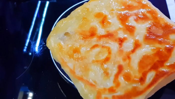 И не подумаешь что из одной муки можно сделать такое простое лакомство