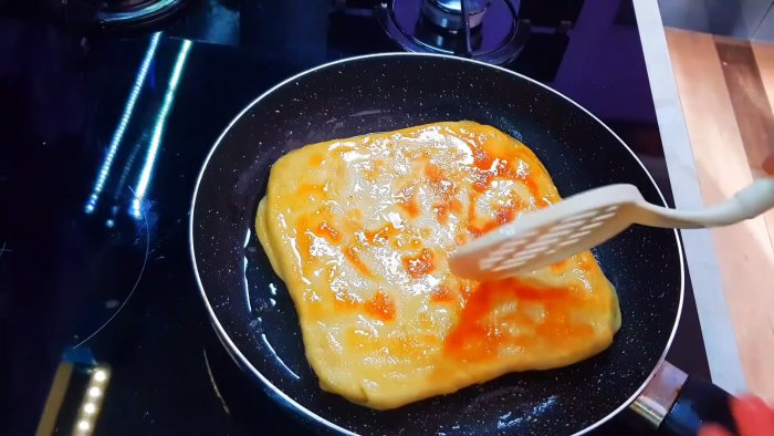 И не подумаешь что из одной муки можно сделать такое простое лакомство