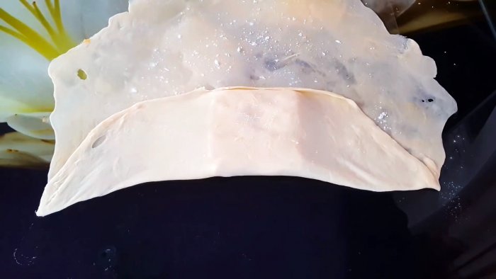 И не подумаешь что из одной муки можно сделать такое простое лакомство