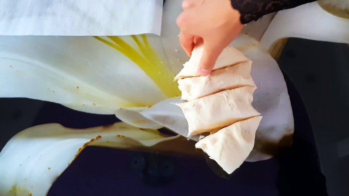 И не подумаешь что из одной муки можно сделать такое простое лакомство