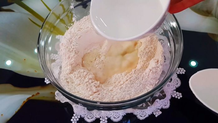 И не подумаешь что из одной муки можно сделать такое простое лакомство