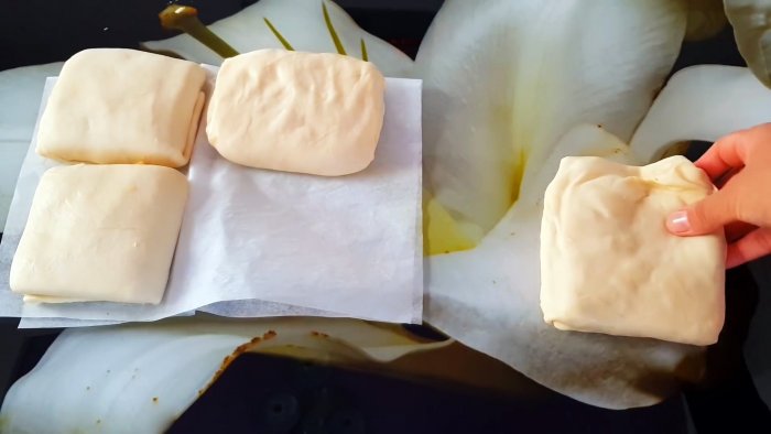 И не подумаешь что из одной муки можно сделать такое простое лакомство