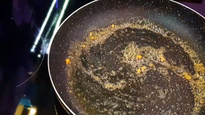 И не подумаешь что из одной муки можно сделать такое простое лакомство