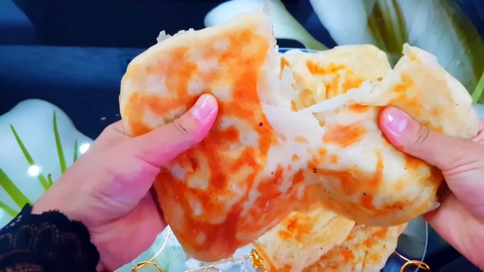 И не подумаешь что из одной муки можно сделать такое простое лакомство