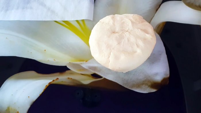 И не подумаешь что из одной муки можно сделать такое простое лакомство