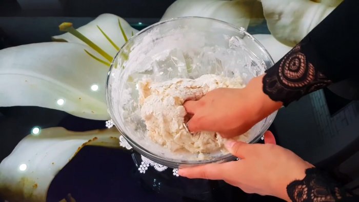 И не подумаешь что из одной муки можно сделать такое простое лакомство