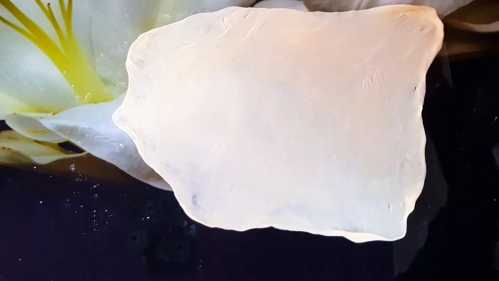 И не подумаешь что из одной муки можно сделать такое простое лакомство