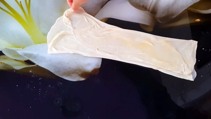 И не подумаешь что из одной муки можно сделать такое простое лакомство