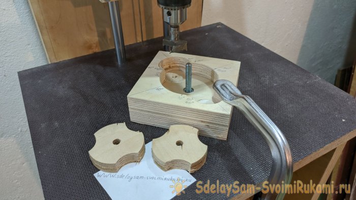 Удобный прижим для Т-трека из фанеры своими руками
