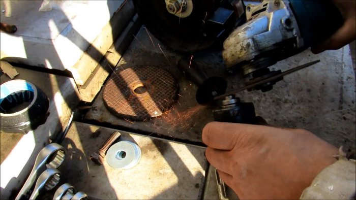 Как поставить зажимной патрон на вал наждака без токарки