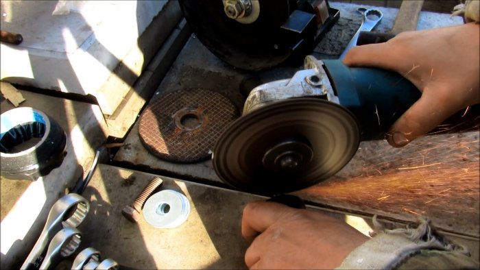 Как поставить зажимной патрон на вал наждака без токарки