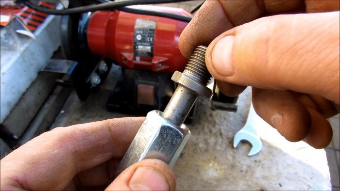 Как поставить зажимной патрон на вал наждака без токарки