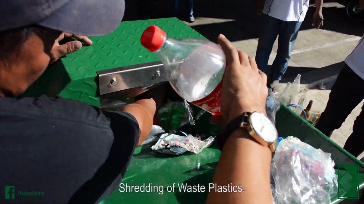 Полезная идея по использованию пластиковых и стеклянных бутылок в строительстве без переплавки