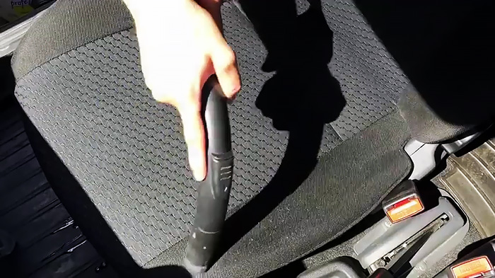 Как почистить сидение автомобиля своими руками