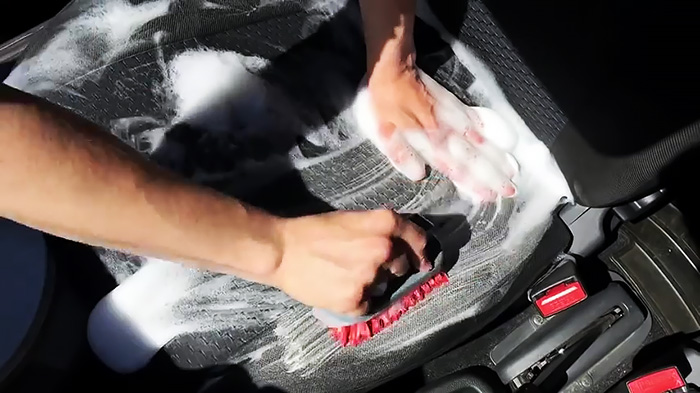 Как почистить сидение автомобиля своими руками