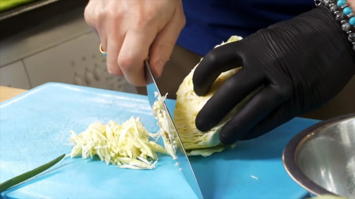 Вы не представляете насколько будет вкусным салат из капусты и огурца с этим секретным ингредиентом