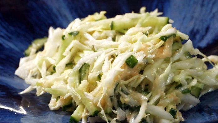 Вы не представляете насколько будет вкусным салат из капусты и огурца с этим секретным ингредиентом