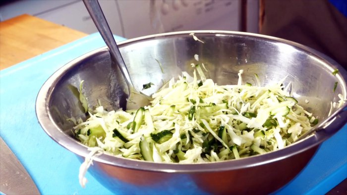 Вы не представляете насколько будет вкусным салат из капусты и огурца с этим секретным ингредиентом