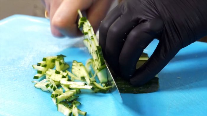 Вы не представляете насколько будет вкусным салат из капусты и огурца с этим секретным ингредиентом