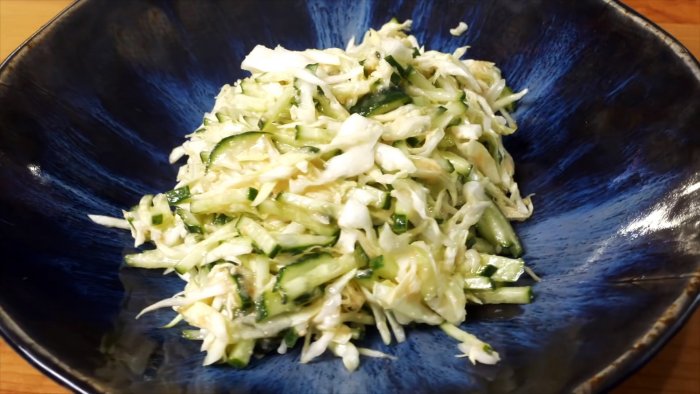 Вы не представляете насколько будет вкусным салат из капусты и огурца с этим секретным ингредиентом