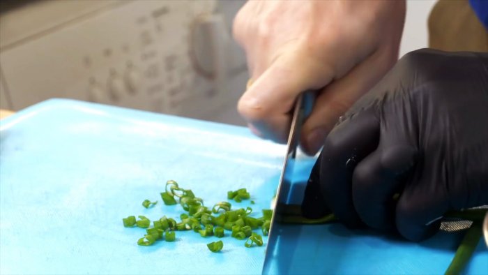 Вы не представляете насколько будет вкусным салат из капусты и огурца с этим секретным ингредиентом