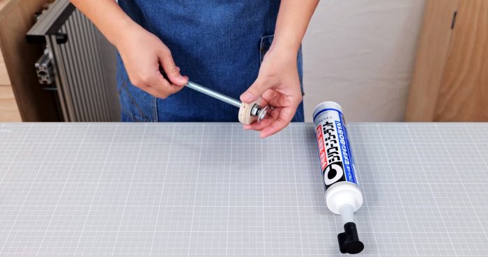 Как сделать пистолет для герметика под шуруповерт и делать ремонт комфортно