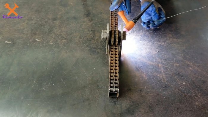 Как из роликовой цепи сделать сверлильную стойку для ручной дрели