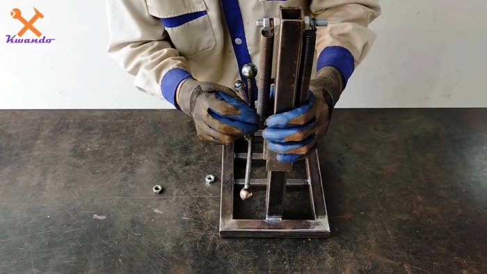 Как из роликовой цепи сделать сверлильную стойку для ручной дрели