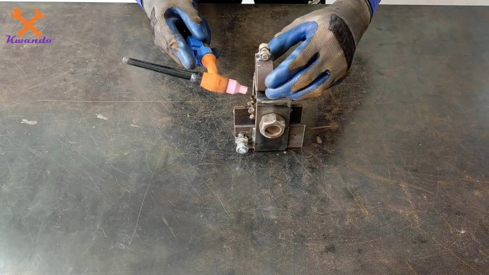 Как из роликовой цепи сделать сверлильную стойку для ручной дрели