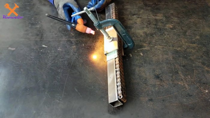 Как из роликовой цепи сделать сверлильную стойку для ручной дрели