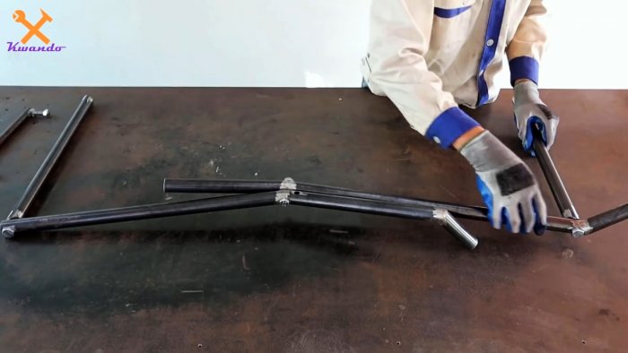 Такую легкую самодельную тачку можно взять с собой и хранить где угодно