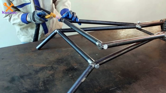 Такую легкую самодельную тачку можно взять с собой и хранить где угодно