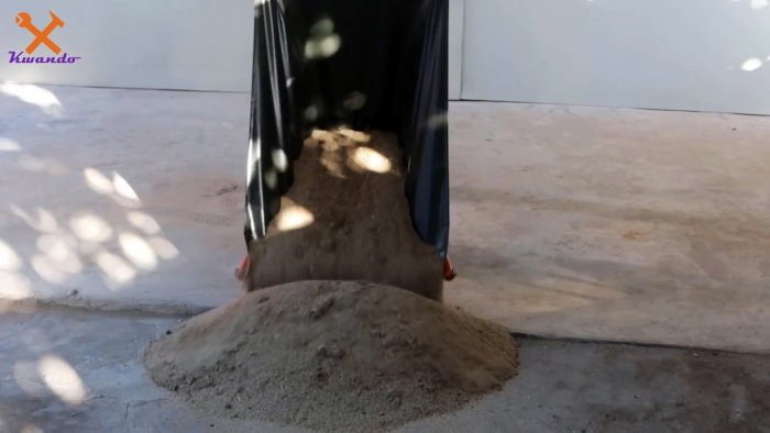 Такую легкую самодельную тачку можно взять с собой и хранить где угодно